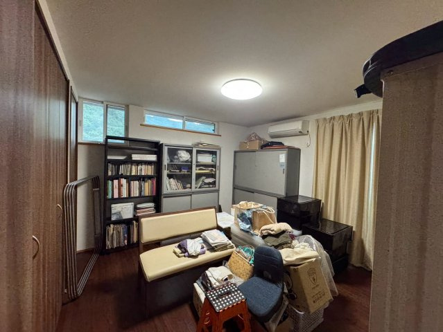 -三丁目不動産-　秩父市黒谷　東南角地の洋室|洋室です