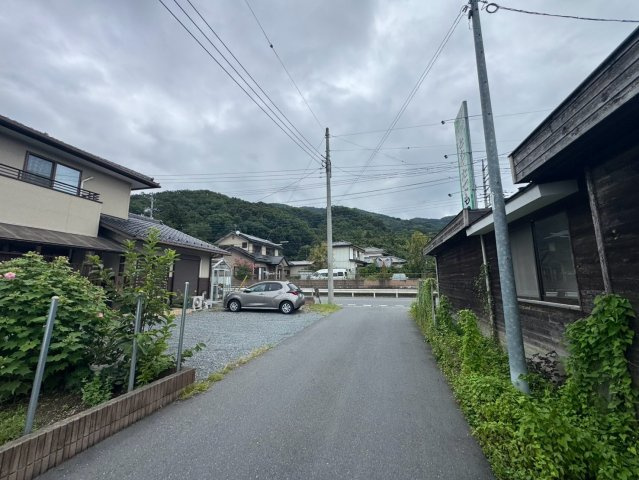-三丁目不動産-　秩父市黒谷　東南角地の前面道路含む現地写真