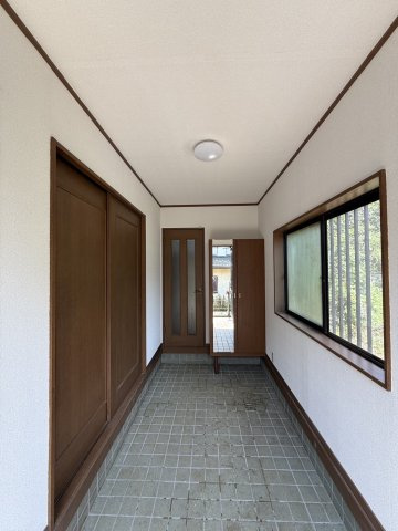 八街市滝台　中古戸建の玄関|収納もある玄関です