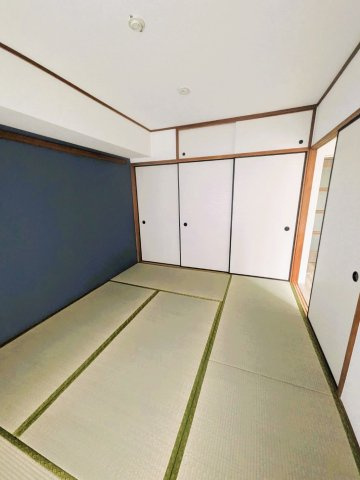 三郷早稲田第四住宅の和室|障子とアクセントクロスが調和した和室でゆっくり休めます