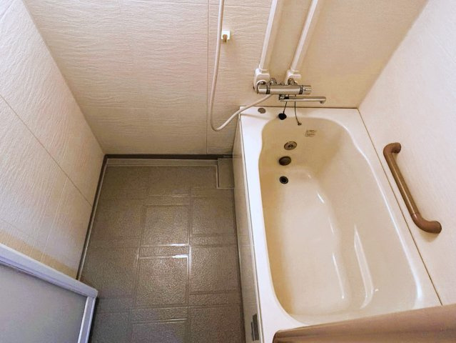 三郷早稲田第四住宅の浴室|手すり付きの浴室で立ち座りもスムーズにおこなえます