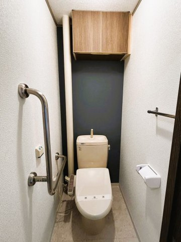 三郷早稲田第四住宅のトイレ|上部棚にトイレットペーパー等を備蓄できてスッキリ使えます