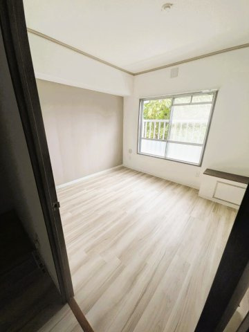三郷早稲田第四住宅の洋室|窓から効率よく換気ができ明るい部屋で快適に過ごせます