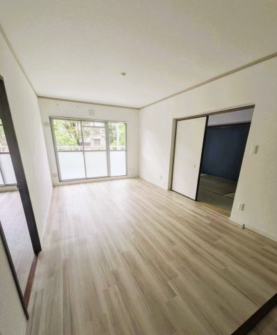 三郷早稲田第四住宅のキッチン|木目調フロアの部屋で家具の配置もスムーズにおこなえます