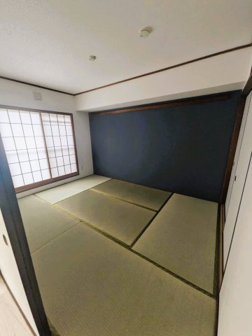 三郷早稲田第四住宅の和室|アクセントクロスがおしゃれで落ち着いた和室を楽しめます