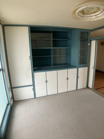 小金原第５コーポラスの居間・リビング|お部屋のスペースを有効に活用できる、収納豊富な設計です