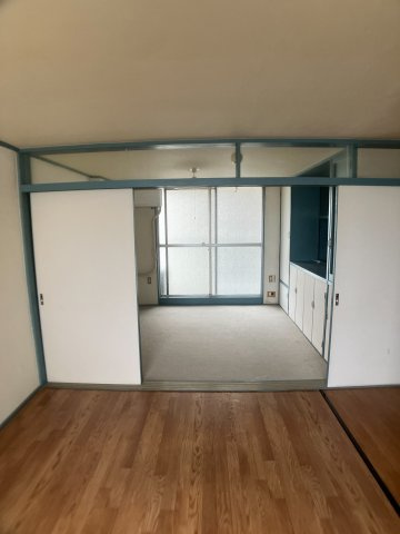 小金原第５コーポラスの居間・リビング|引き戸を開放することで、隣室と一体の空間として利用可能です。
