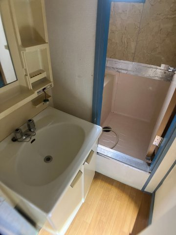 小金原第５コーポラスの独立洗面台|身支度に便利な鏡付きの洗面台。下部には収納もございます