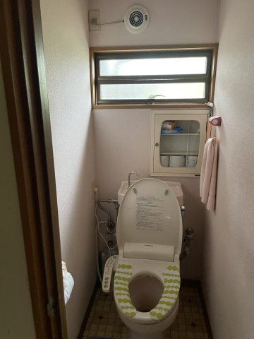 静かな路地奥の住まい～神奈川県藤沢市藤が岡２丁目～のトイレ|小窓から換気ができる洗面一体型タンクの温水洗浄便座付きトイレ。