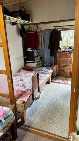 静かな路地奥の住まい～神奈川県藤沢市藤が岡２丁目～の洋室|引き戸仕切りで空間アレンジがしやすいシンプルな居室