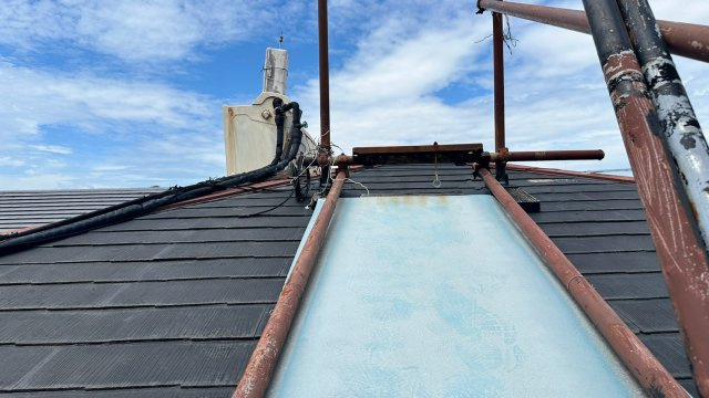 静かな路地奥の住まい～神奈川県藤沢市藤が岡２丁目～|大きな空を見渡せる、開放感のある屋根の景色