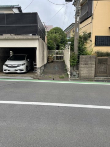 静かな路地奥の住まい～神奈川県藤沢市藤が岡２丁目～の前面道路含む現地写真|道路からの視線を遮るプライベート空間です。