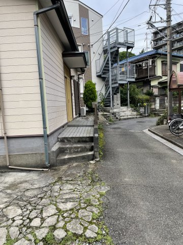 昭和レトロな和の趣、自分好みに育てるリノベ素材～神奈川県横浜市金沢区六浦3丁目～の玄関|階段を少し上る設計で、道路からの視線を遮りプライバシーを確保