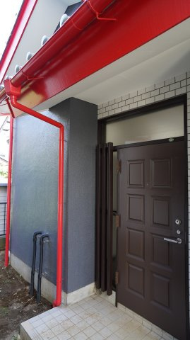 シアター設備付LDK！陽当り◎並列駐車可～千葉県袖ケ浦市今井2丁目～の玄関|赤い雨樋がアクセント。個性を引き立てる外観デザインです。