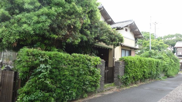 千葉県茂原市上林 中古戸建ての外観|前面道路含む外観