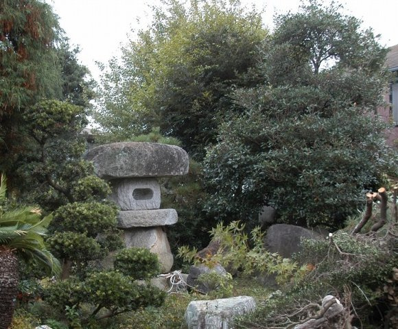 千葉県茂原市上林 中古戸建ての庭|趣のある灯籠です