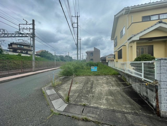 -三丁目不動産-　比企郡嵐山町むさし台2丁目　角地の前面道路含む現地写真