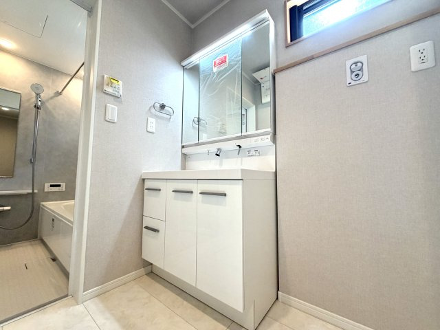 越谷市花田６丁目A号棟　新築戸建の独立洗面台|継ぎ目のない一体型ボウルでお手入れが簡単。サッと拭くだけでいつでもピカピカな状態を維持できます。