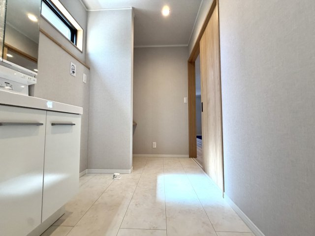 越谷市花田６丁目A号棟　新築戸建の脱衣所|家事動線が考慮された使いやすい脱衣所。脱衣から洗濯、乾燥までの流れがスムーズに行えます。