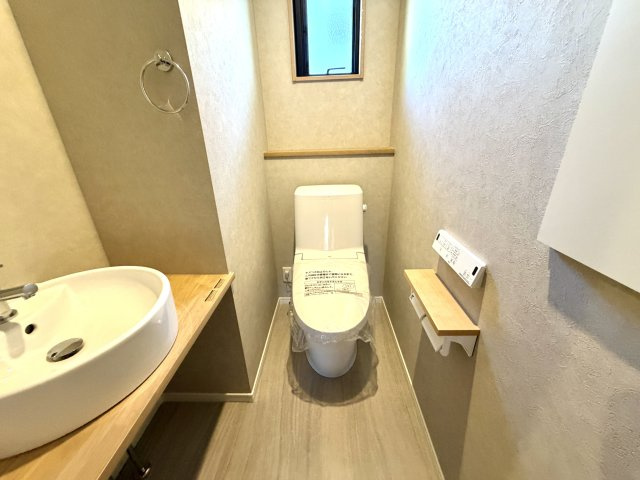 越谷市花田６丁目A号棟　新築戸建のトイレ|手洗い器が独立・設置された使いやすいトイレ。来客時も衛生的に手洗いを済ませていただけます。