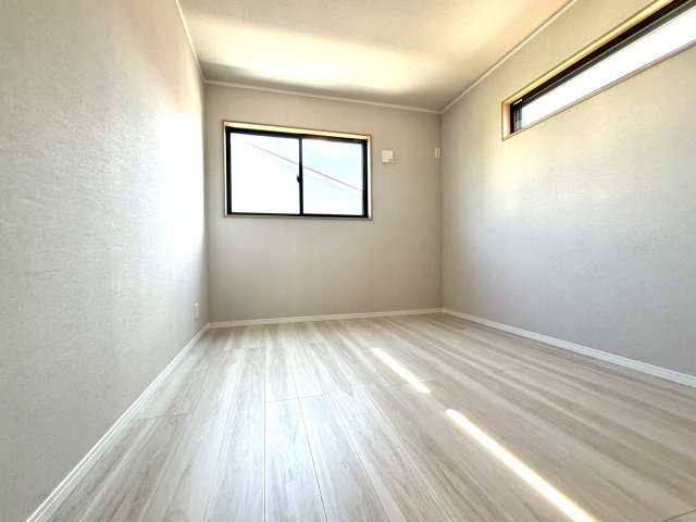 越谷市花田６丁目A号棟　新築戸建の洋室|リビングから少し離れた静かな洋室。夜も周囲の音を気にせず、ゆっくりと休むことができる寝室です。