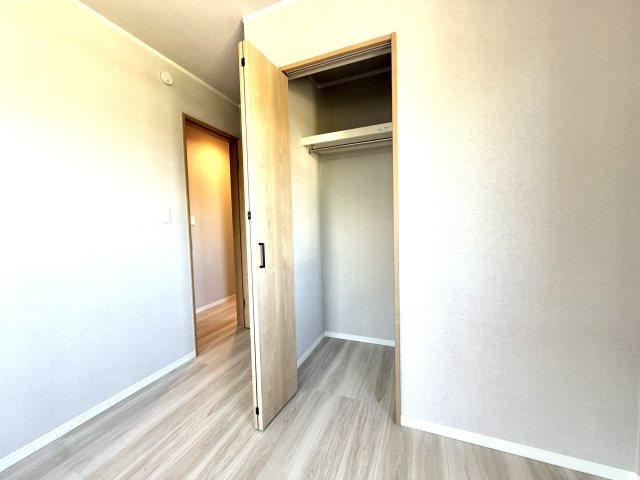越谷市花田６丁目A号棟　新築戸建の収納|扉が邪魔にならない折れ戸タイプのクローゼット。中の荷物が一目で見渡せて出し入れがスムーズです。