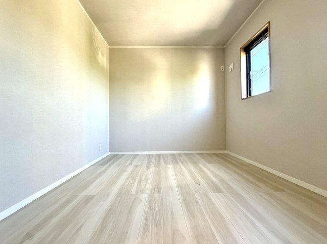 越谷市花田６丁目A号棟　新築戸建の洋室|二面採光で風通しが良く、爽やかな空気が流れる洋室。お子様の成長に合わせた子供部屋にも最適です。