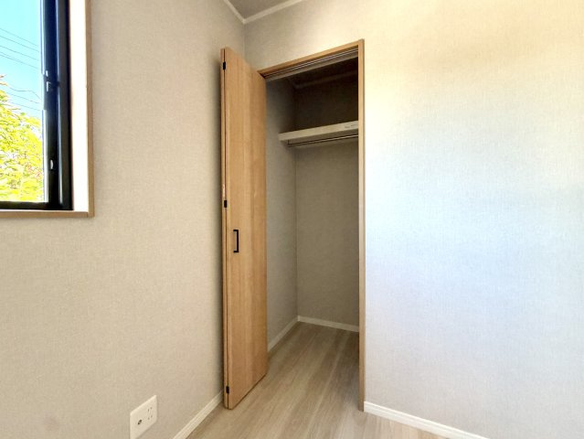 越谷市花田６丁目A号棟　新築戸建の収納|各居室に独立した収納をしっかり確保。家族それぞれの荷物を自分の部屋で管理できて部屋が片付きます。