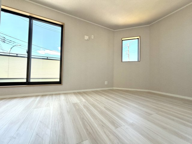 越谷市花田６丁目A号棟　新築戸建の洋室|家具の配置がしやすいレイアウトの洋室。お好みのインテリアを楽しめる空間です。