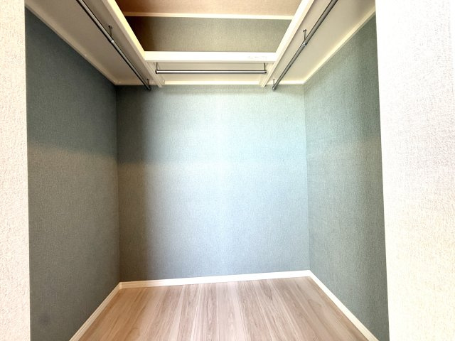 越谷市花田６丁目A号棟　新築戸建の収納|枕棚や可動棚を組み合わせた立体的な収納設計。空間のすみずみまで無駄なく荷物を保管できます。