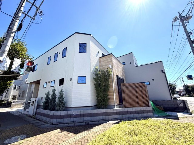 越谷市花田６丁目A号棟　新築戸建の外観|アクセントカラーがおしゃれな印象的な外観。通りからの目を引く洗練された佇まいです。