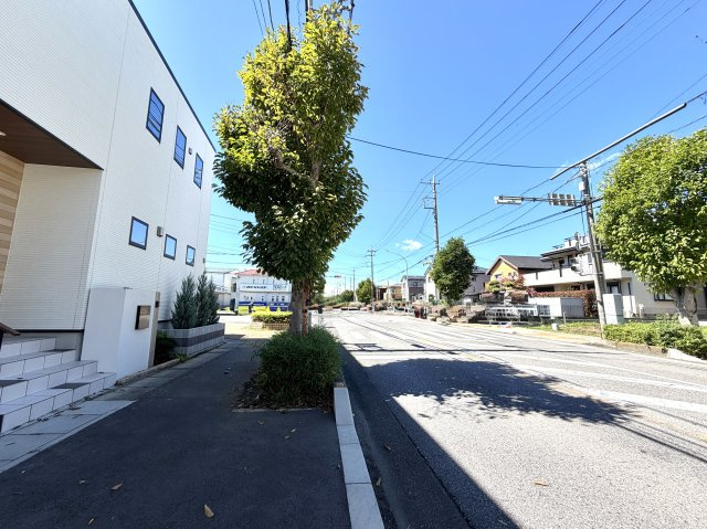 越谷市花田６丁目A号棟　新築戸建の前面道路含む現地写真|敷地前面に十分なスペースがあり車の据え切りも楽々。駐車が苦手な方でも安心して運転できる道路環境です。