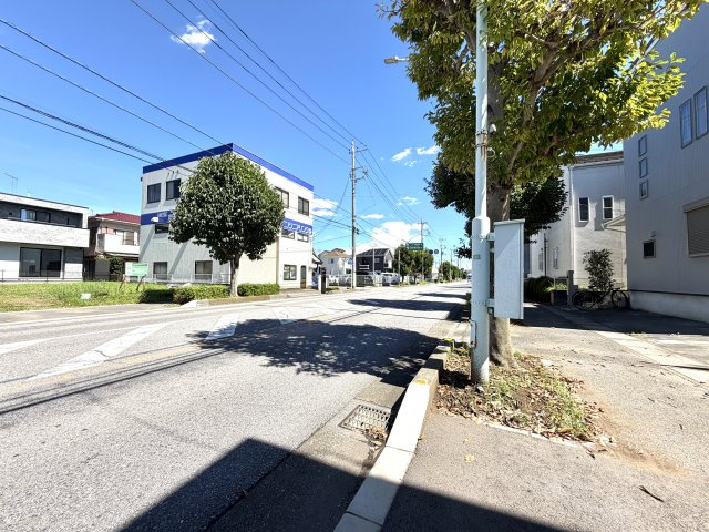 越谷市花田６丁目A号棟　新築戸建の前面道路含む現地写真|幅員がしっかり確保された前面道路に面し、開放感があります。陽差しを遮るものが少なく日当りも良好です。