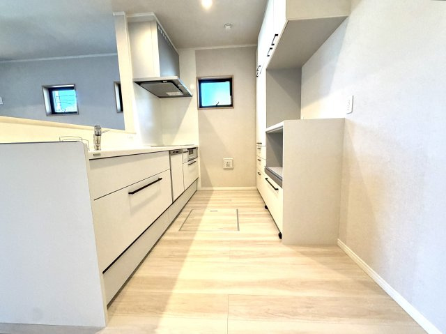 越谷市花田６丁目A号棟　新築戸建のキッチン|通気性に優れたキッチンスペース。ゴミ箱や買い置きの保管にも困らないゆとりの広さです。