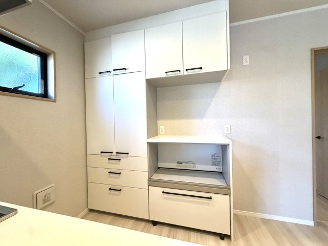 越谷市花田６丁目A号棟　新築戸建のキッチン|暮らしを快適にする機能的な作り付けカップボード。買い足す必要がなく引越し直後から使えます。