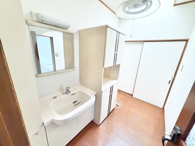 和良比戸建の独立洗面台|朝の身支度には欠かせない独立洗面化粧台