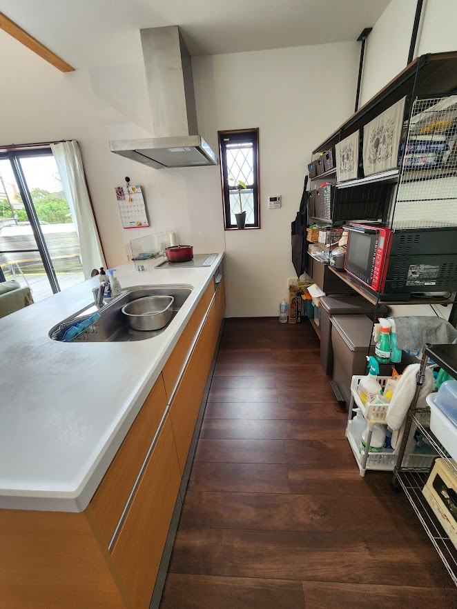 いすみ市深堀、木造平屋建のキッチン|コンパクトなキッチンで掃除もラクラク