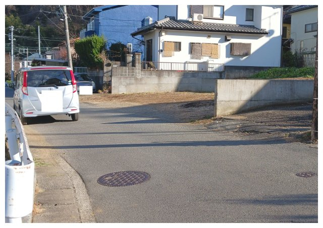 相模原市緑区太井売地の前面道路含む現地写真|南側道路（幅員:約4.2m）