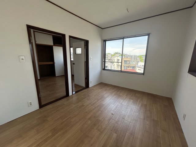 神奈川県横浜市青葉区榎が丘　～青葉台駅9分。キッチンが選べるセレクト特典。～の洋室|二方向の窓から風が通り抜ける、心地よい空気循環が叶う洋室。