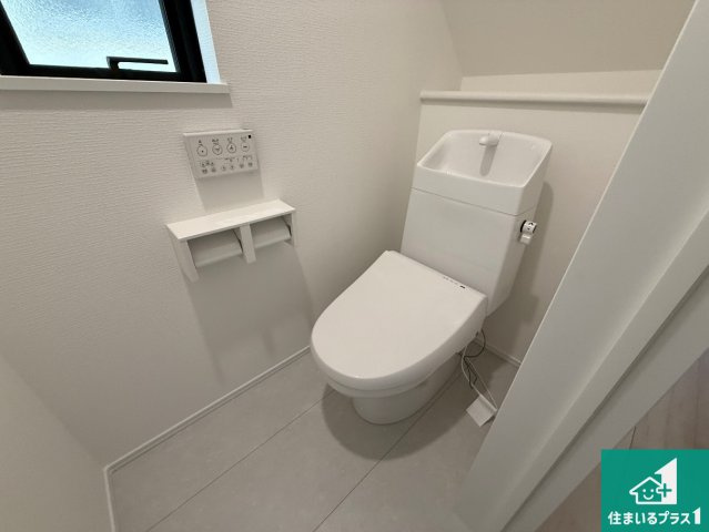 ◆羽曳野市古市　新築一戸建てのトイレ|1・2階の2ヶ所にあるので、朝の忙しい時間の順番待ちもなく、深夜の利用にも大変便利です。