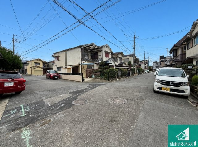 26(土)27(日)現地説明会！◆羽曳野市古市　新築一戸建ての前面道路含む現地写真|周辺は閑静な住宅街！前面道路広々で車の出し入れも便利です。駐車が苦手な方でも安心して車庫入れできます！