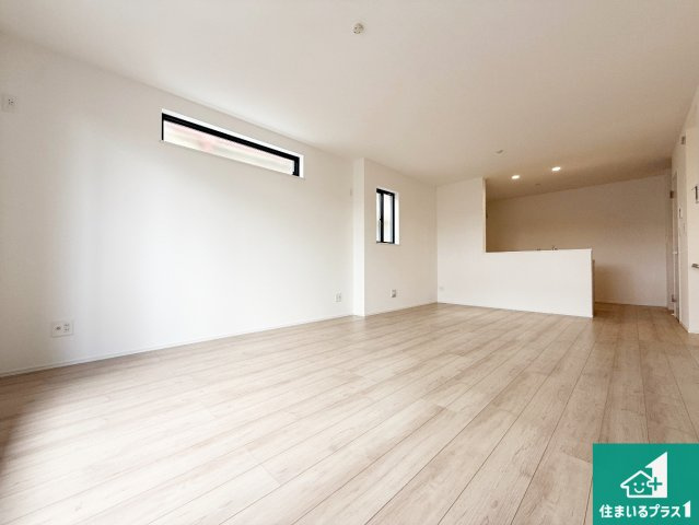 ◆羽曳野市古市　新築一戸建ての居間・リビング|日当たり良好の明るいリビングで朝の目覚めもスッキリできそう！対面キッチンでご家族のコミュニケーションも自然と増える設計！小さなお子様が遊ぶスペースを作っても広々とくつろげるLDK！