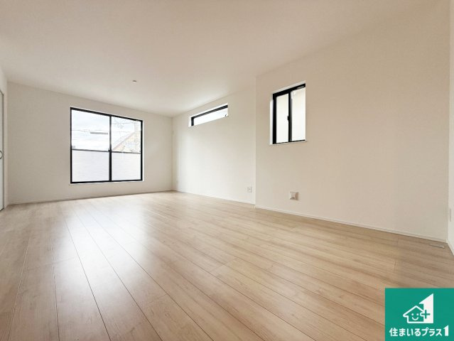 ◆羽曳野市古市　新築一戸建ての居間・リビング|シンプルなリビングは、観葉植物等のインテリアを楽しめますね！パパ好みにも、ママ好みにも家具次第で雰囲気を変えることができます！