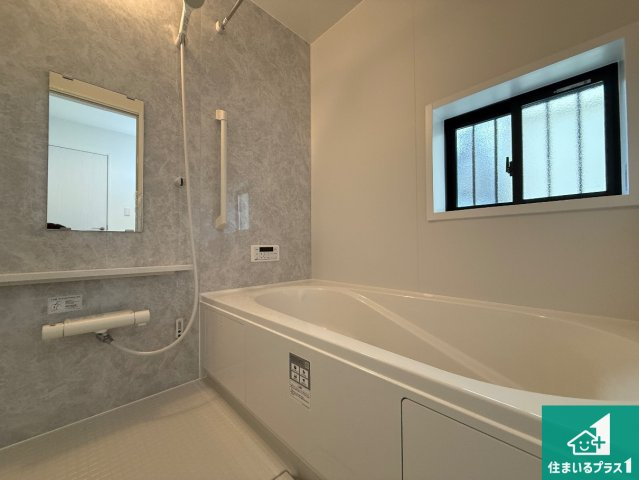 ◆羽曳野市古市　新築一戸建ての浴室|ゆったりと足を伸ばせる浴室は一日の疲れを癒してくれる大切な空間です。浴室乾燥機も設置しているので、雨の日の洗濯物も安心です♪