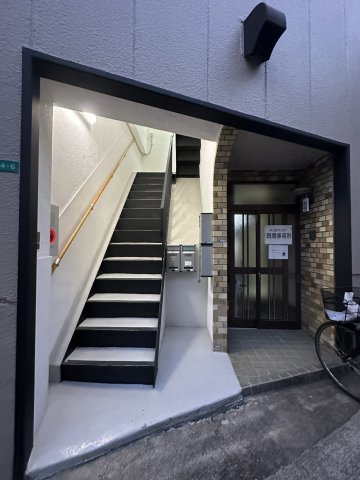 大阪市東成区東今里３丁目の店舗事務所のエントランス