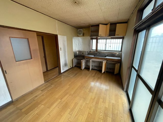 -三丁目不動産-　熊谷市善ヶ島　昭和56年築の居間・リビング|使いやすい居間です