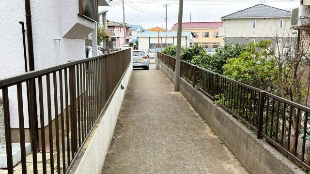 千葉県野田市山崎　～清水公園が身近な駐車場付4LDK～の駐車場|隣地との境界にはフェンスが設置されており、敷地が明確に区切られています。