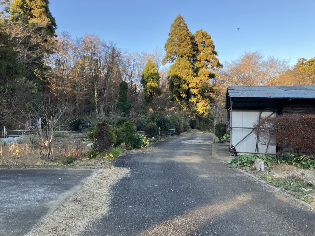平坦な200㎡売地・資材置場や菜園に～市原市潤井戸～の前面道路含む現地写真|東側はアスファルト舗装の私道。幅員は約4.0mを確保