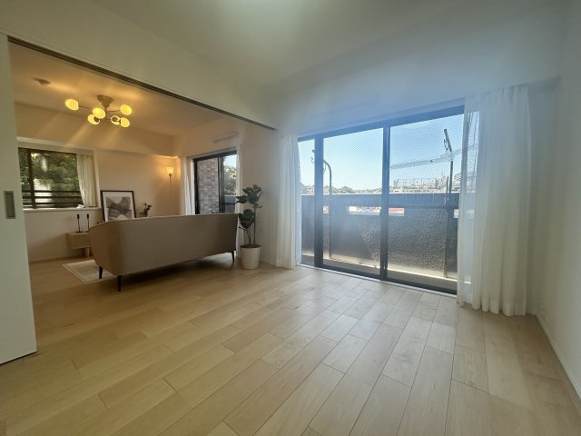 サングレイス横浜蒔田の洋室|リビングと3枚引き戸で繋がっており、開放感のあるお部屋になっております！