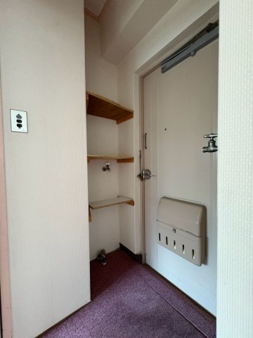 市川マンションの玄関|収納もある玄関です